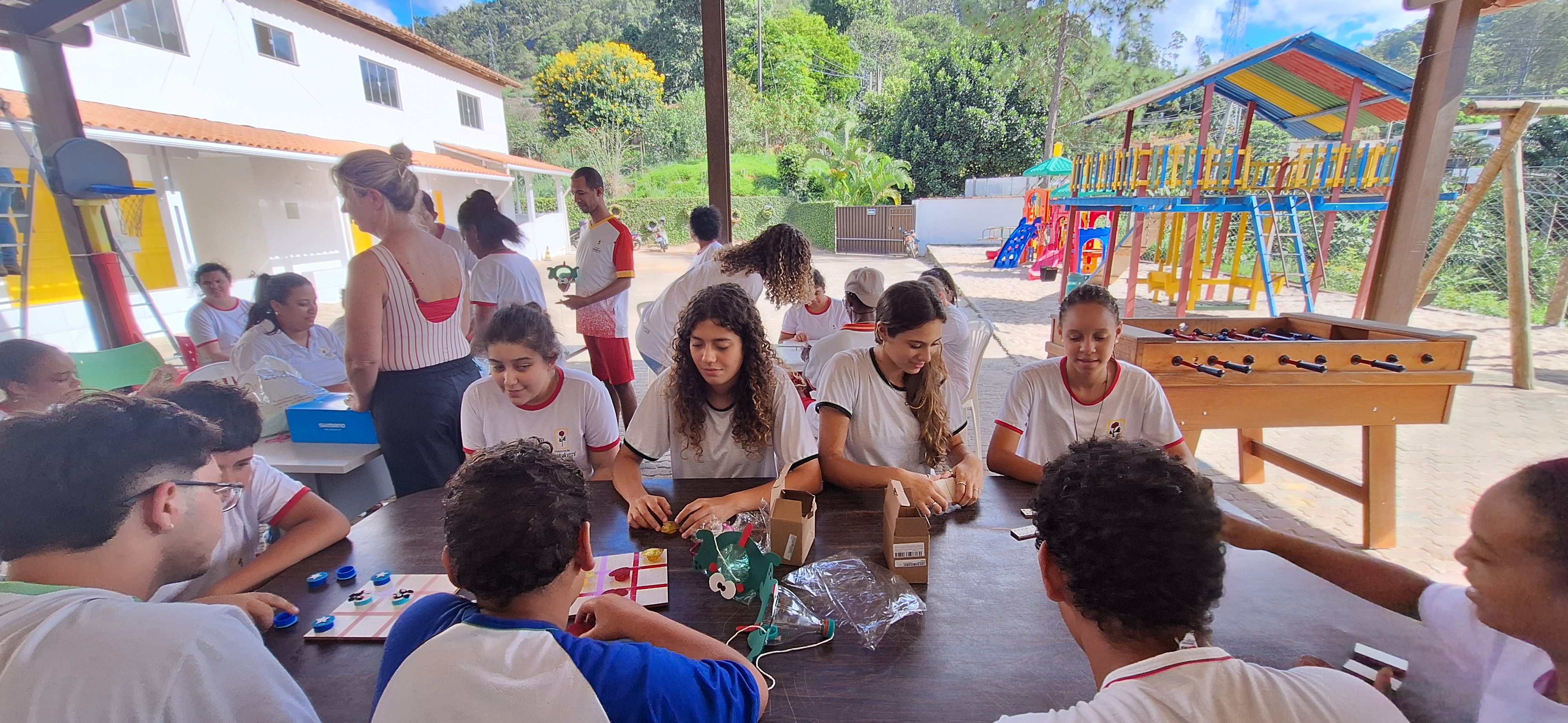 Oficina de brinquedos recicláveis realizada na Pestalozzi-ST