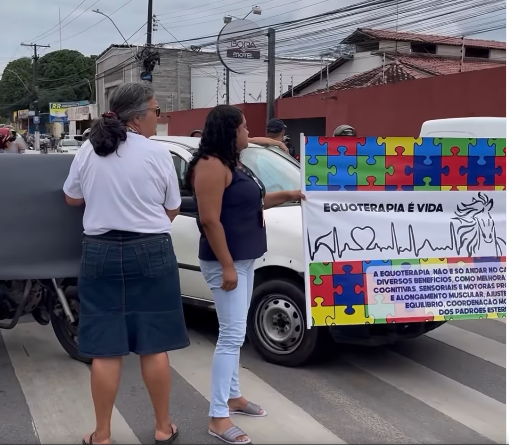 Maceió - Pais de crianças autistas bloqueiam via para pedir retomada de terapia na Pestalozzi