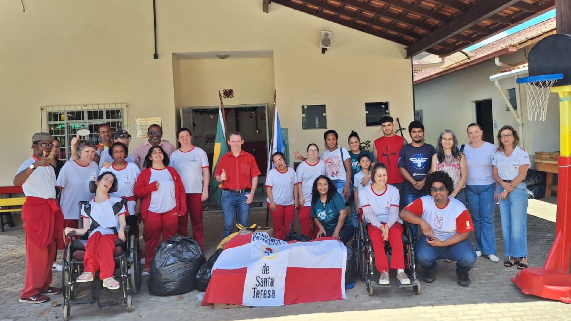 Pestalozzi recebe mais de 50 quilos de alimentos do Projeto "Natal Solidário"