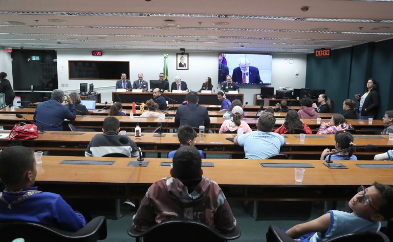 Reconhecer potencial de pessoas com autismo é crucial para inclusão, dizem especialistas