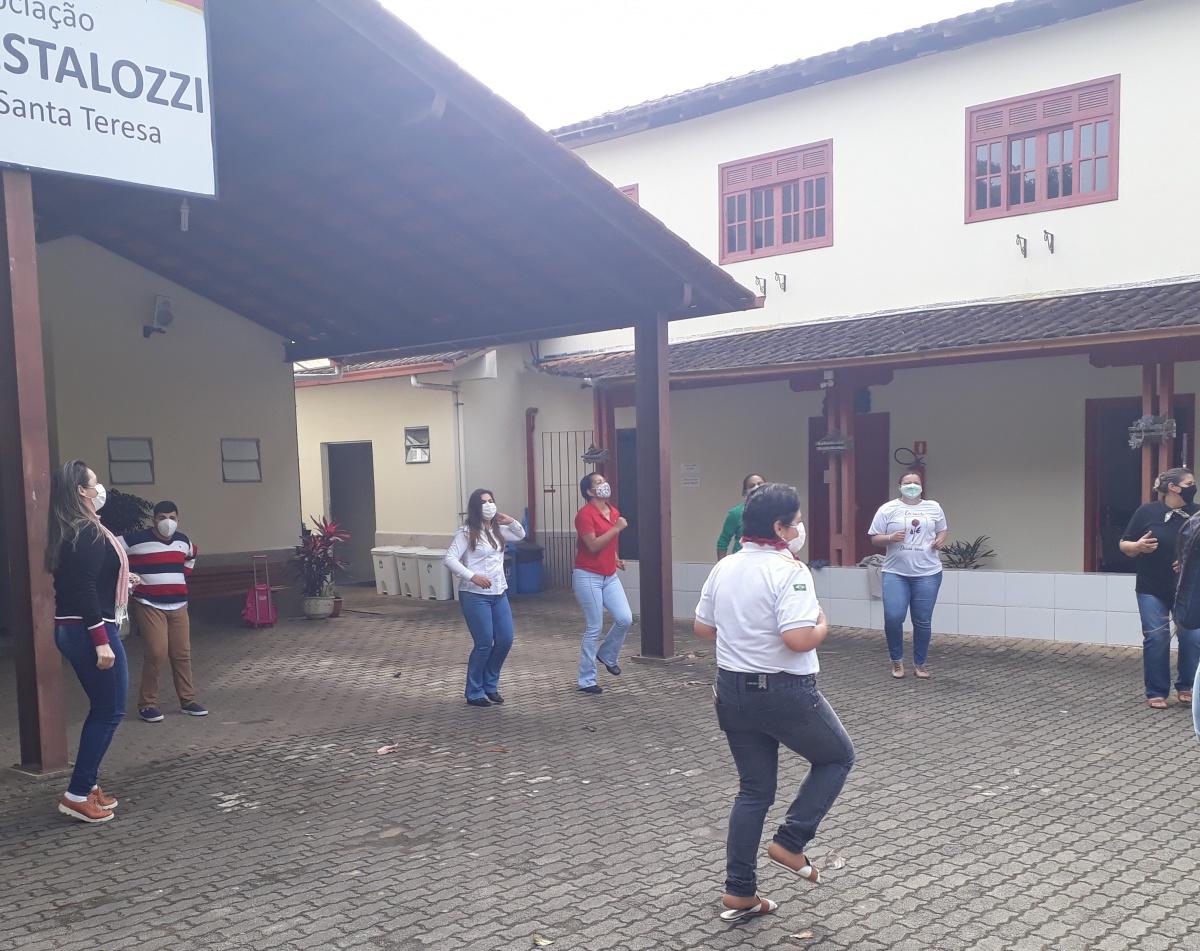Ginastica Laboral no pátio da associação